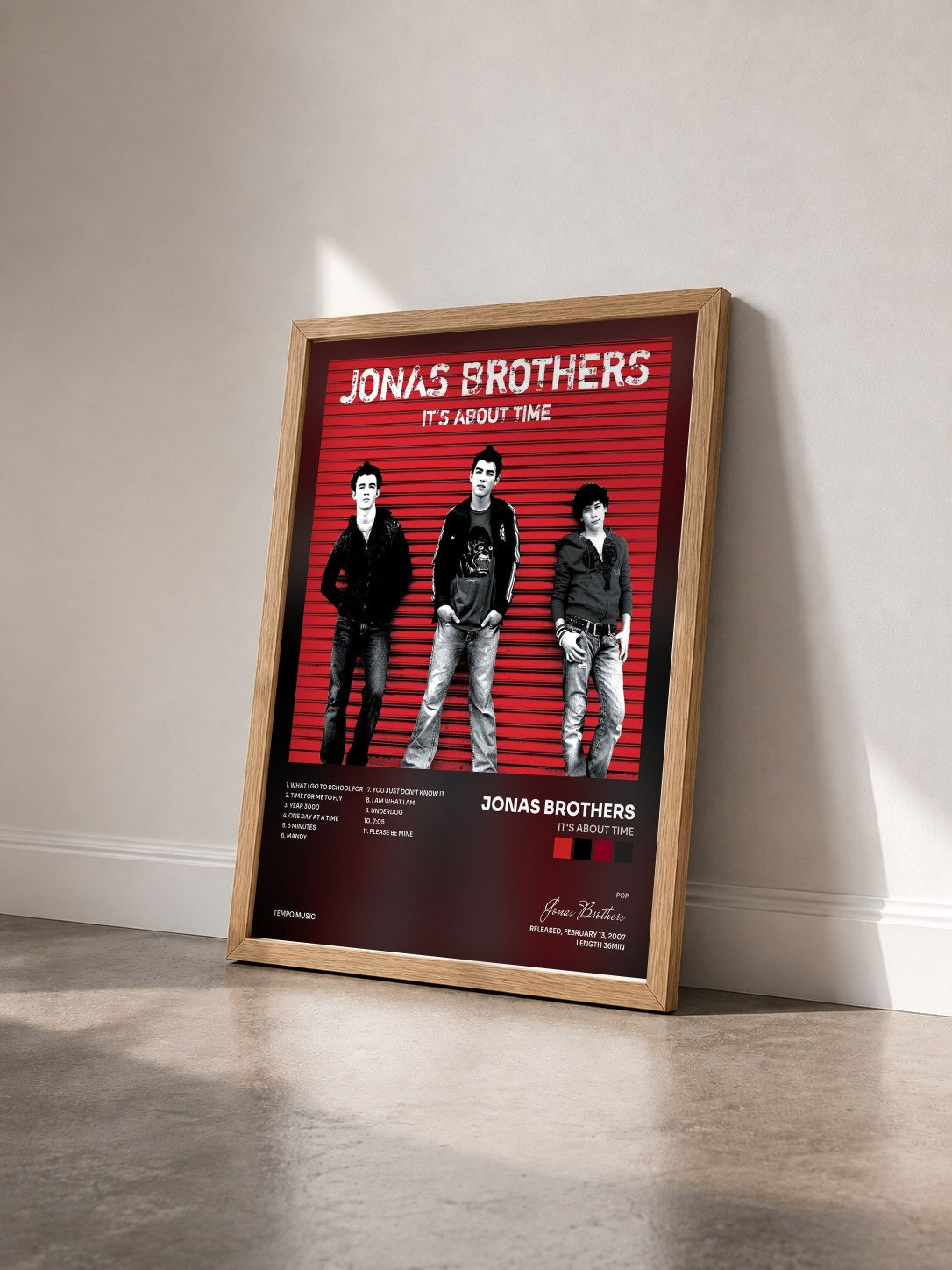 #bois Tableau de l'album It's About Time de Jonas Brothers vu de trois quarts, cadre en bois brut