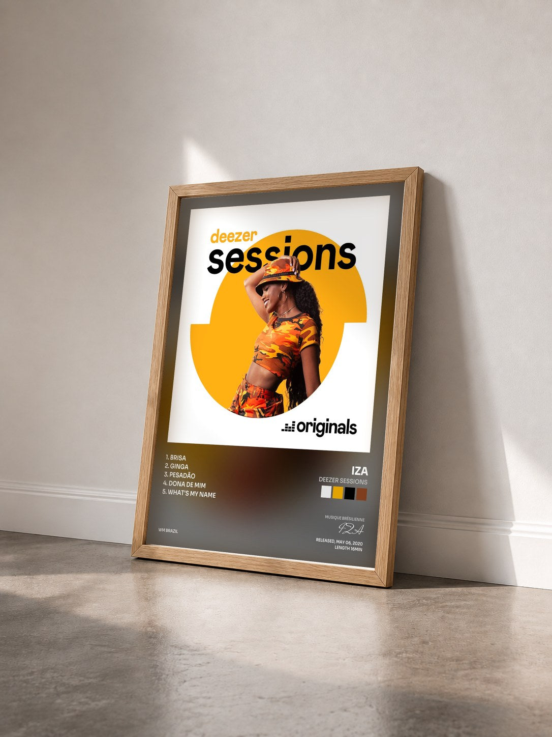#bois Tableau de l'album Deezer Sessions de IZA vu de trois quarts, cadre en bois brut