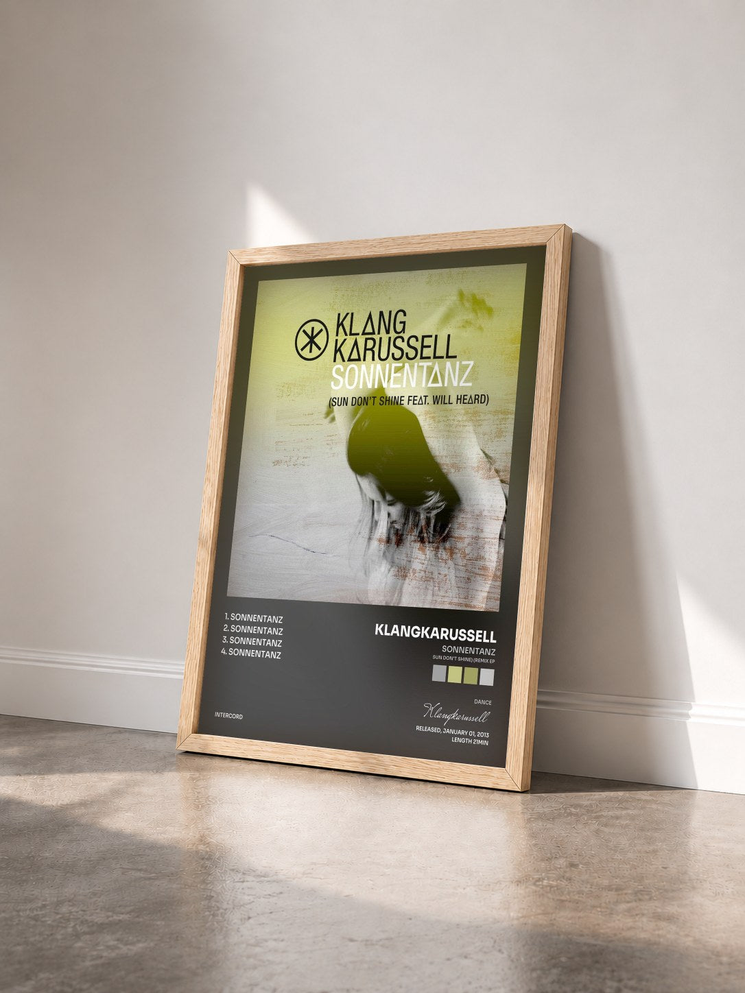 #bois Tableau de l'album Sonnentanz (Sun Don't Shine) (Remix EP) de Klangkarussell vu de trois quarts, cadre en bois brut