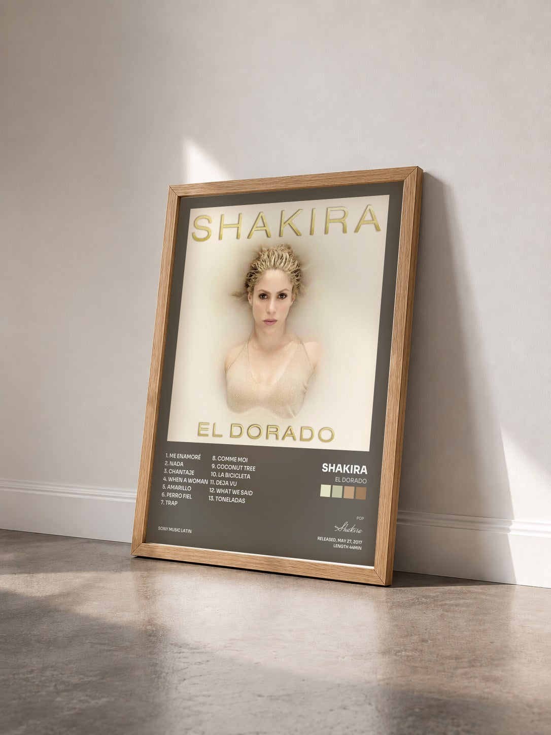 #bois Tableau de l'album El Dorado de Shakira vu de trois quarts, cadre en bois brut
