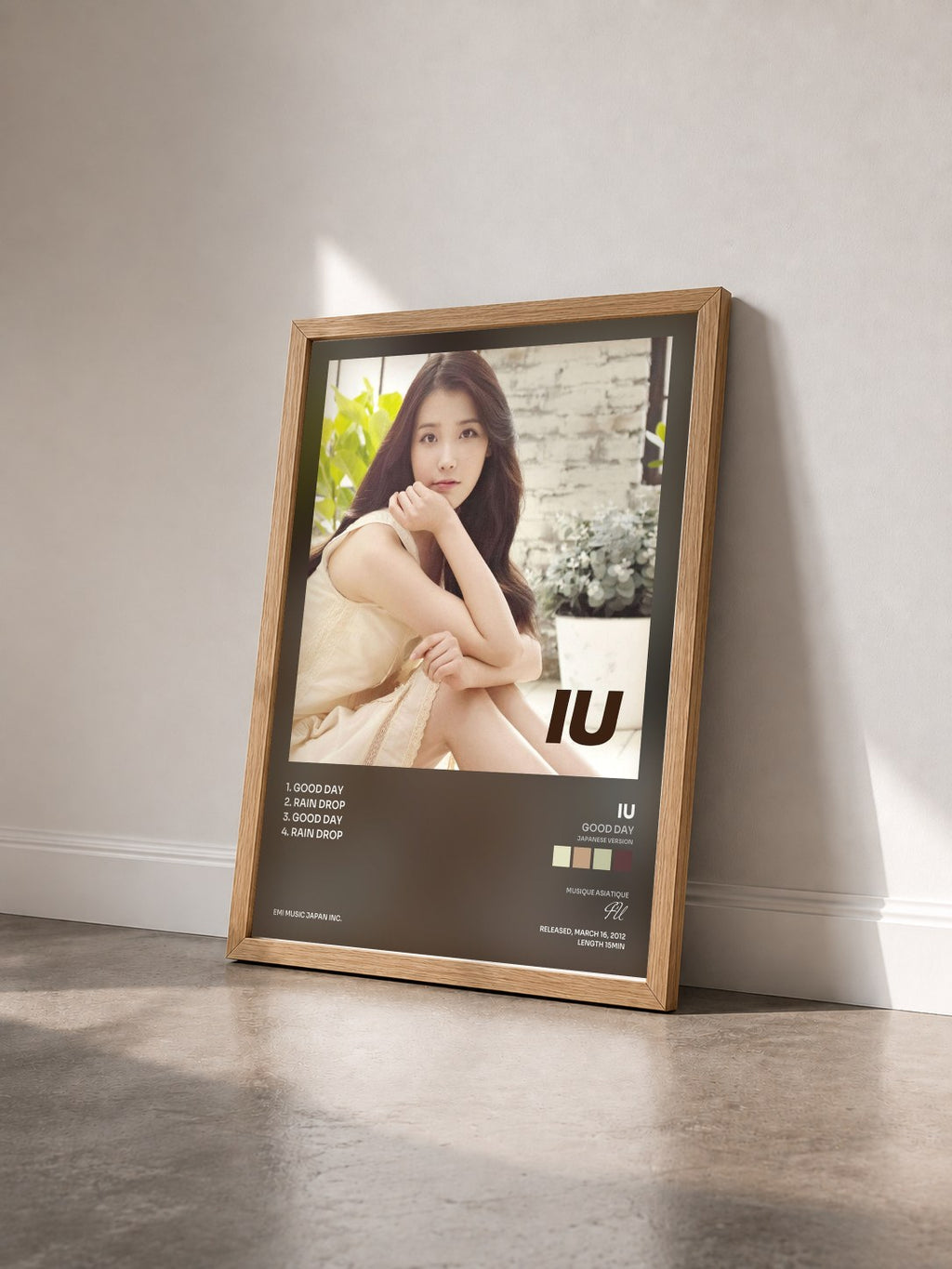 #bois Tableau de l'album Good Day (Japanese Version) de IU vu de trois quarts, cadre en bois brut