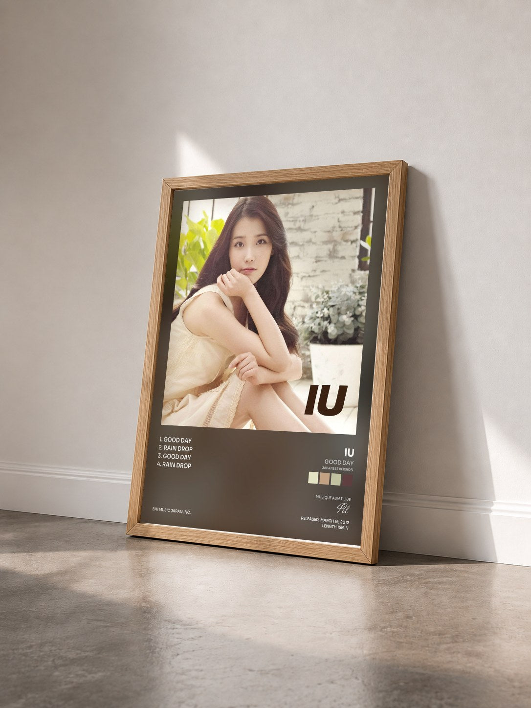 #bois Tableau de l'album Good Day (Japanese Version) de IU vu de trois quarts, cadre en bois brut