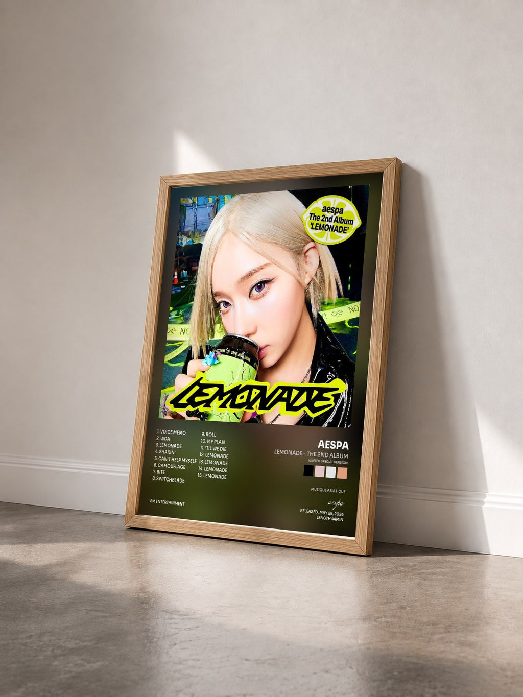 #bois Tableau de l'album LEMONADE - The 2nd Album (WINTER Special Version) de aespa vu de trois quarts, cadre en bois brut