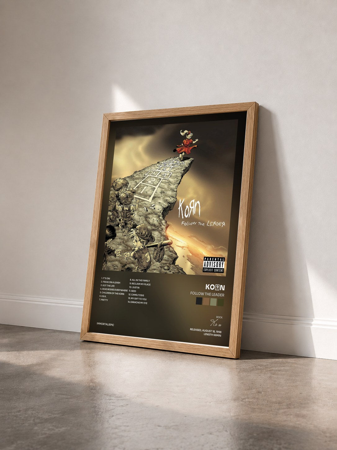#bois Tableau de l'album Follow The Leader de KoЯn vu de trois quarts, cadre en bois brut