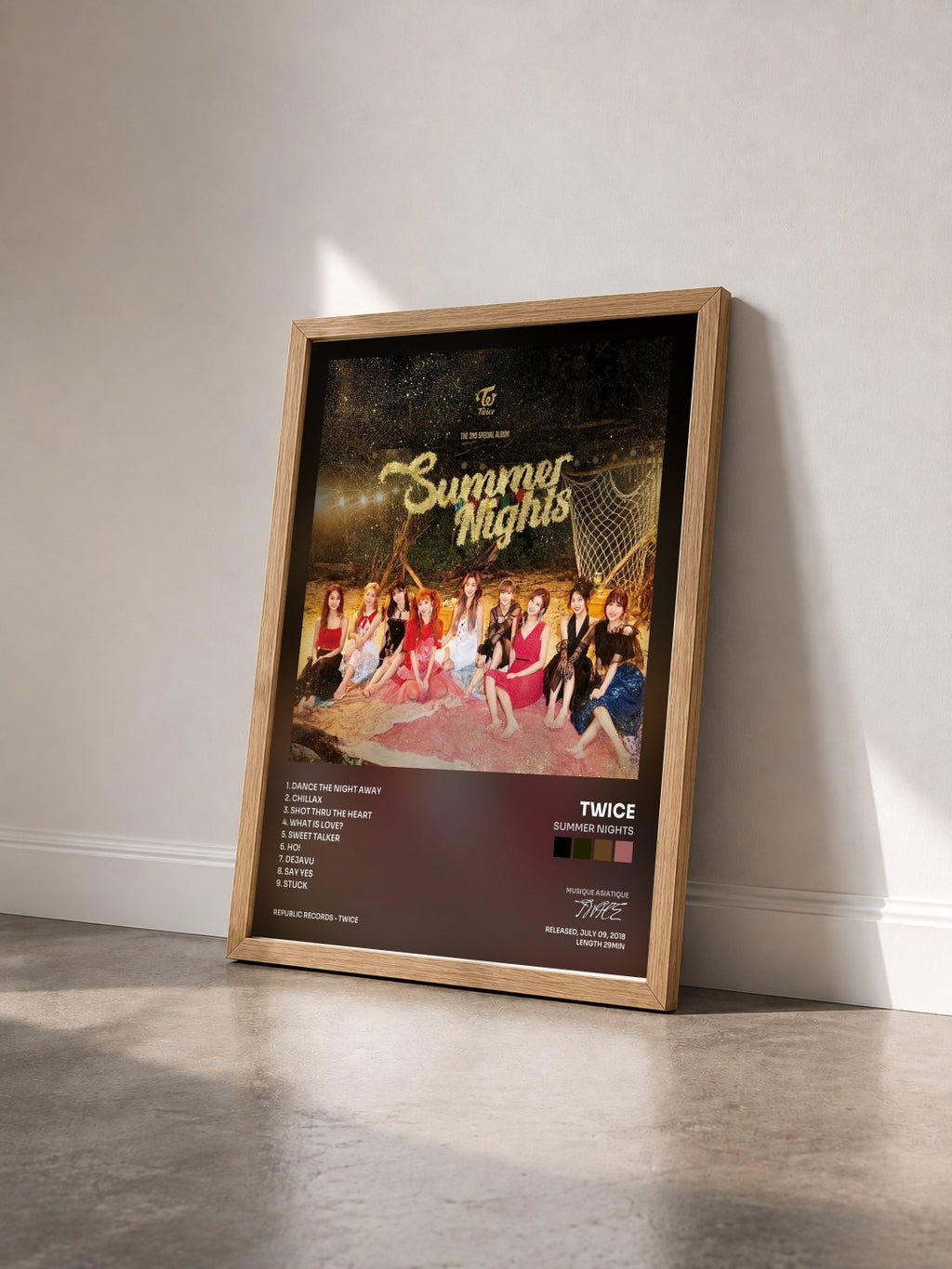#bois Tableau de l'album Summer Nights de TWICE vu de trois quarts, cadre en bois brut