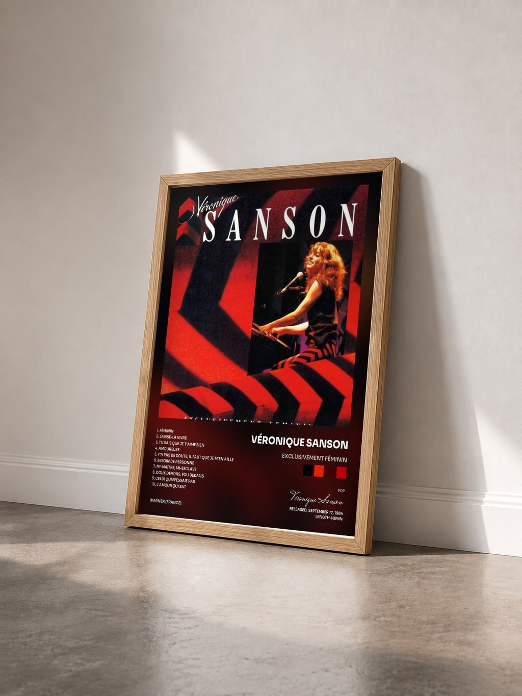 #bois Tableau de l'album Exclusivement féminin de Véronique Sanson vu de trois quarts, cadre en bois brut