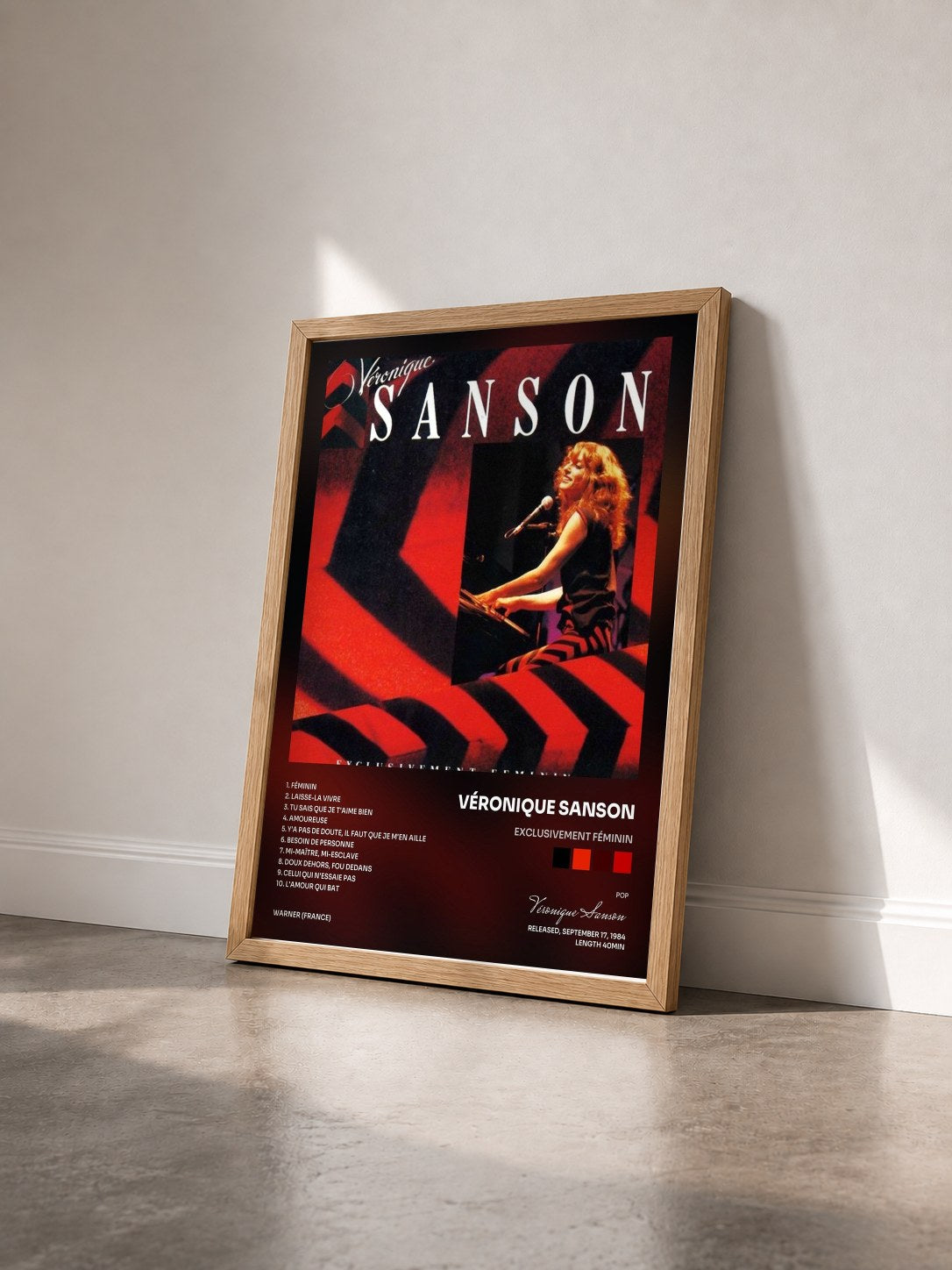 #bois Tableau de l'album Exclusivement féminin de Véronique Sanson vu de trois quarts, cadre en bois brut