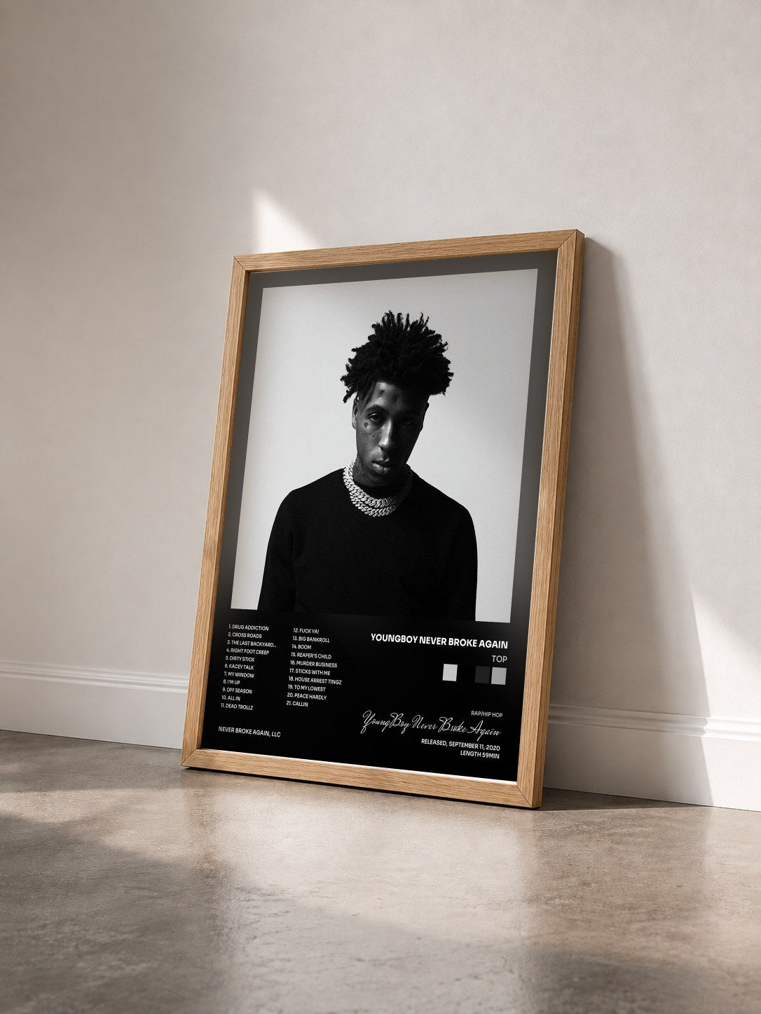 #bois Tableau de l'album Top de YoungBoy Never Broke Again vu de trois quarts, cadre en bois brut