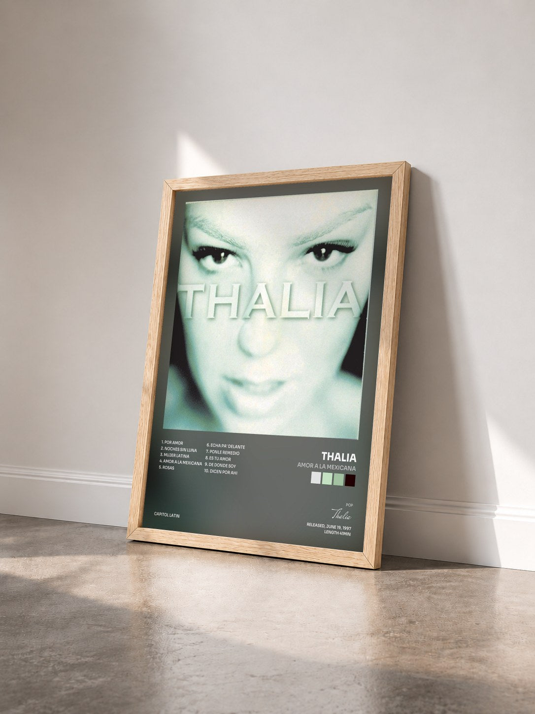 #bois Tableau de l'album Amor A La Mexicana de Thalia vu de trois quarts, cadre en bois brut