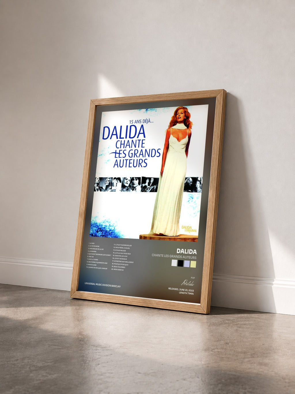 #bois Tableau de l'album Chante Les Grands Auteurs de Dalida vu de trois quarts, cadre en bois brut