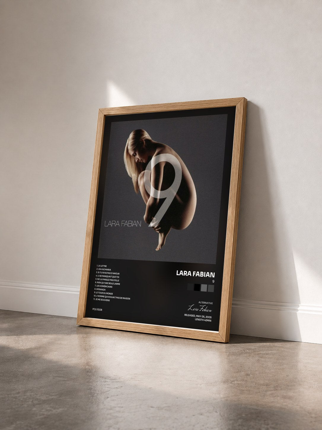 #bois Tableau de l'album 9 de Lara Fabian vu de trois quarts, cadre en bois brut