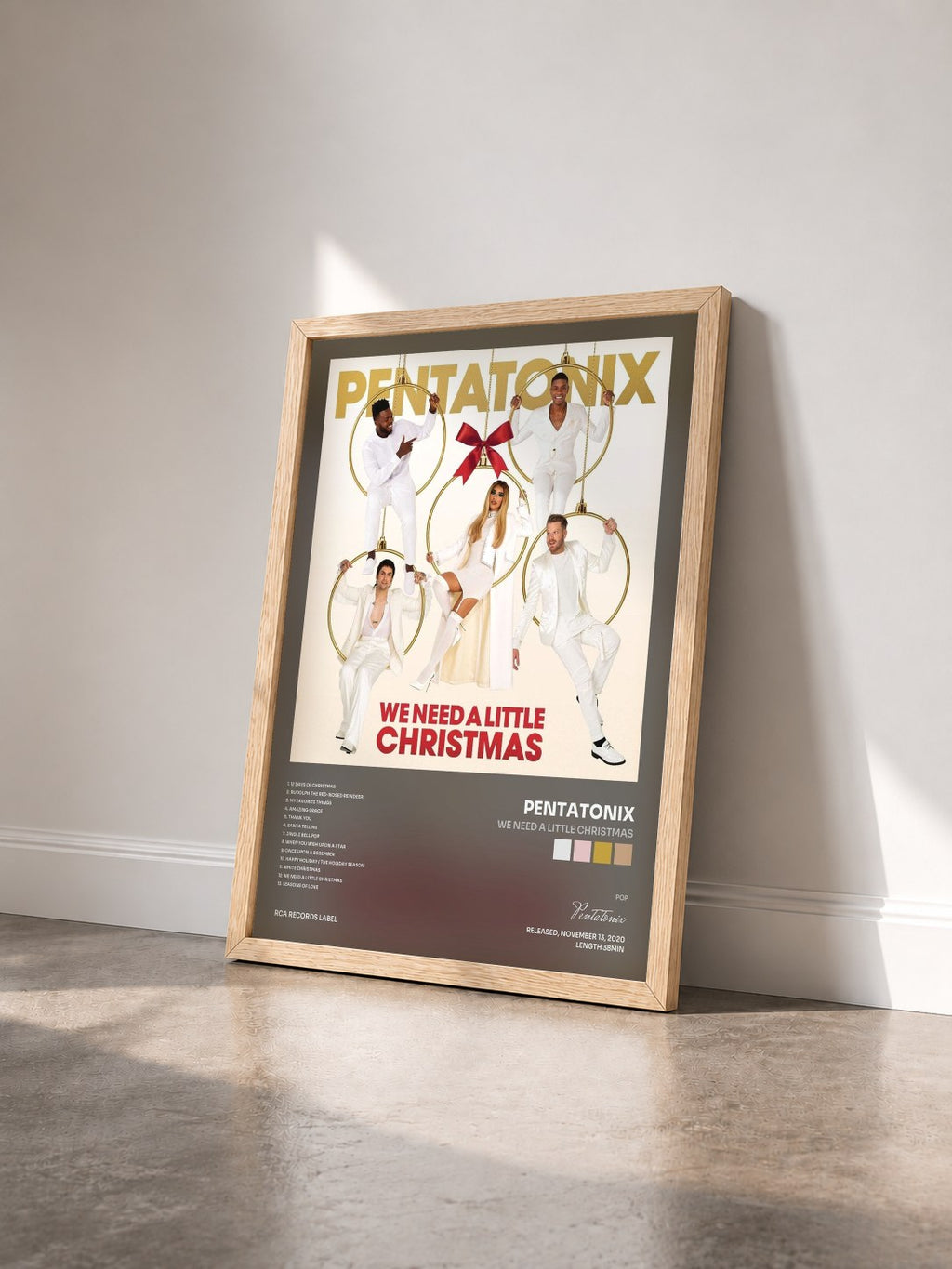 #bois Tableau de l'album We Need A Little Christmas de Pentatonix vu de trois quarts, cadre en bois brut