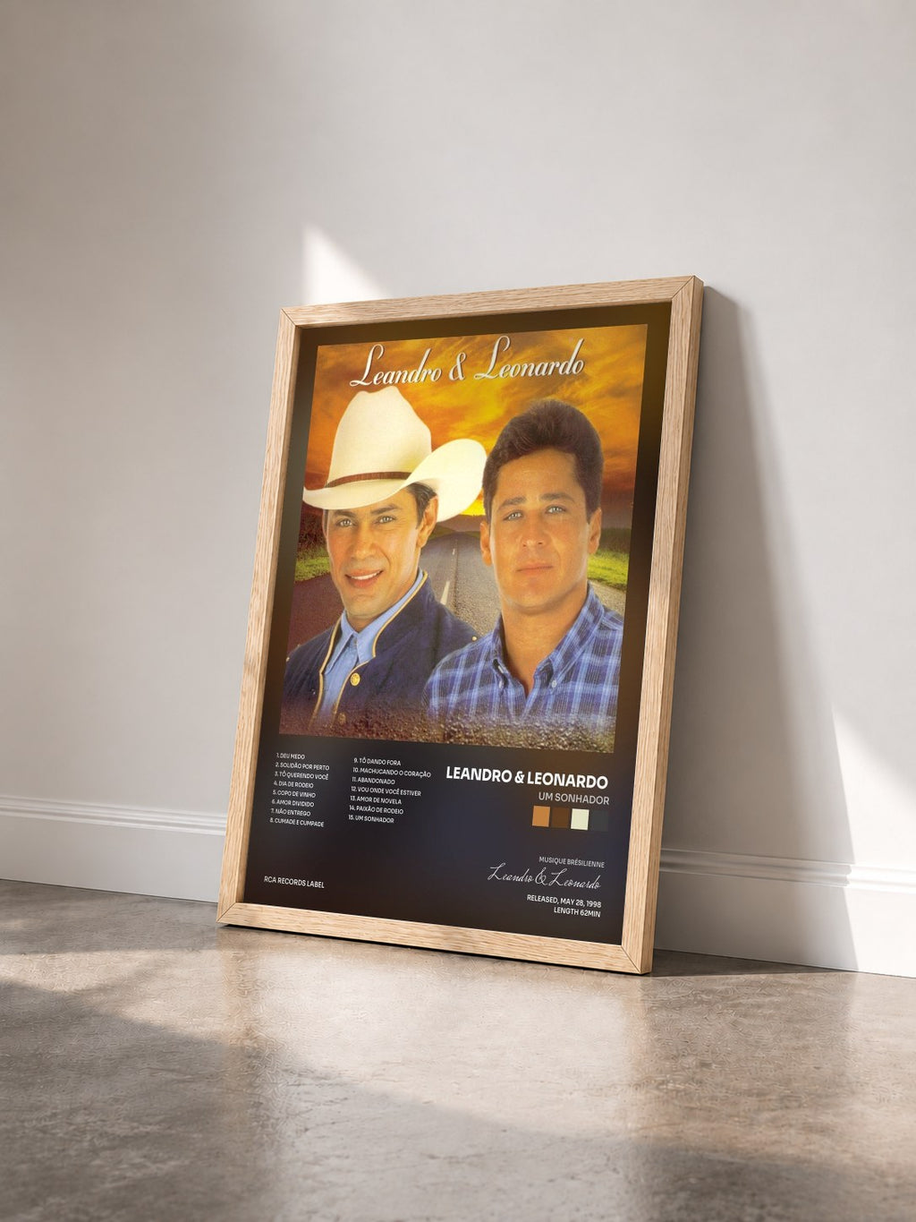 #bois Tableau de l'album Um Sonhador de Leandro & Leonardo  vu de trois quarts, cadre en bois brut