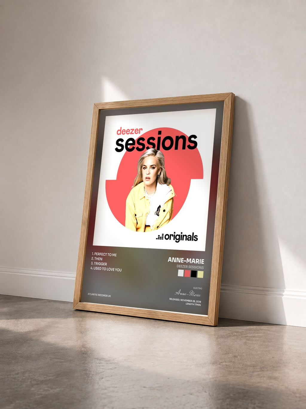 #bois Tableau de l'album Deezer Sessions de Anne-Marie vu de trois quarts, cadre en bois brut
