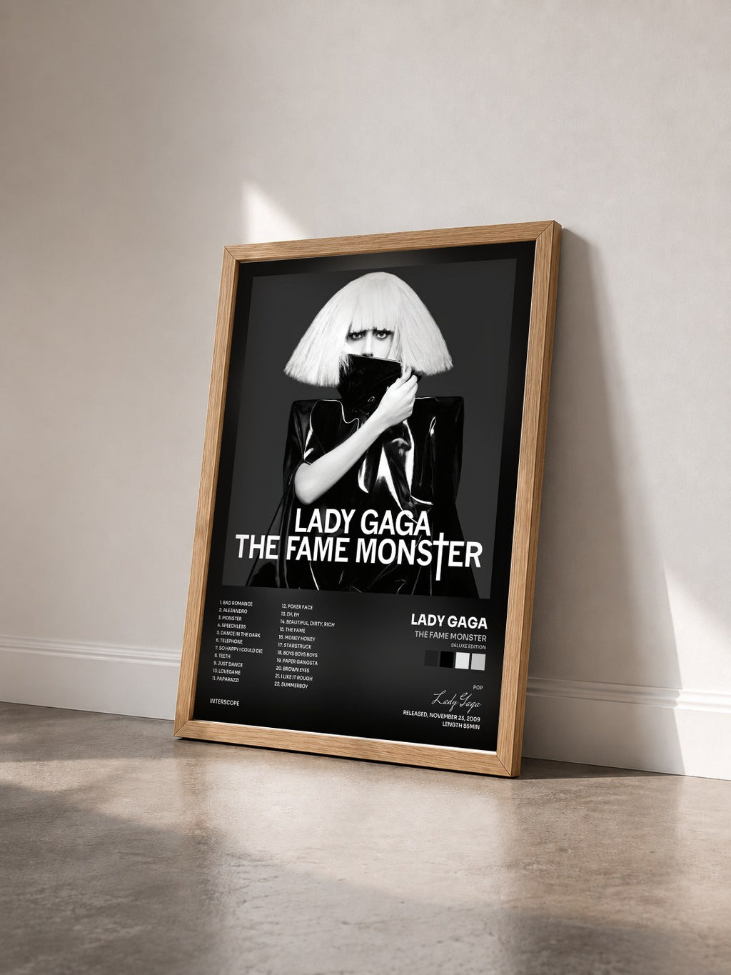 #bois Tableau de l'album The Fame Monster (Deluxe Edition) de Lady Gaga vu de trois quarts, cadre en bois brut