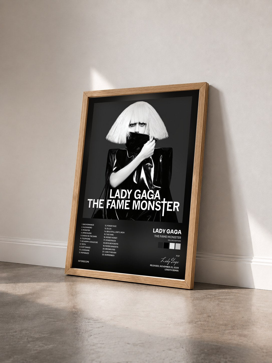 #bois Tableau de l'album The Fame Monster (Deluxe Edition) de Lady Gaga vu de trois quarts, cadre en bois brut
