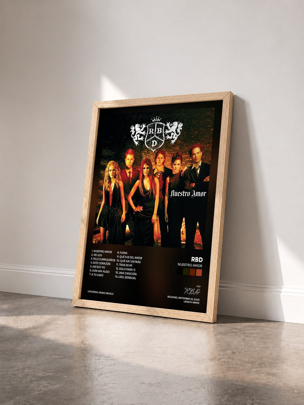 #bois Tableau de l'album Nuestro Amor de RBD vu de trois quarts, cadre en bois brut
