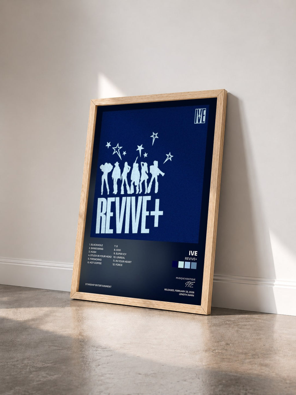 #bois Tableau de l'album REVIVE+ de IVE vu de trois quarts, cadre en bois brut