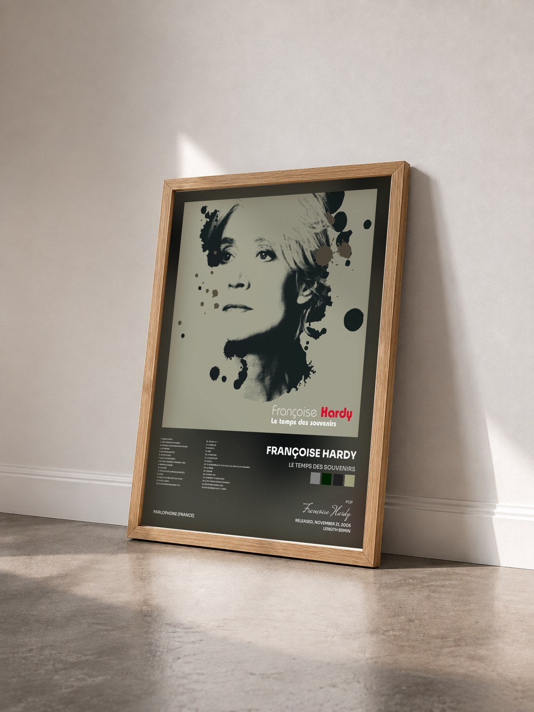 #bois Tableau de l'album Le temps des souvenirs de Françoise Hardy vu de trois quarts, cadre en bois brut
