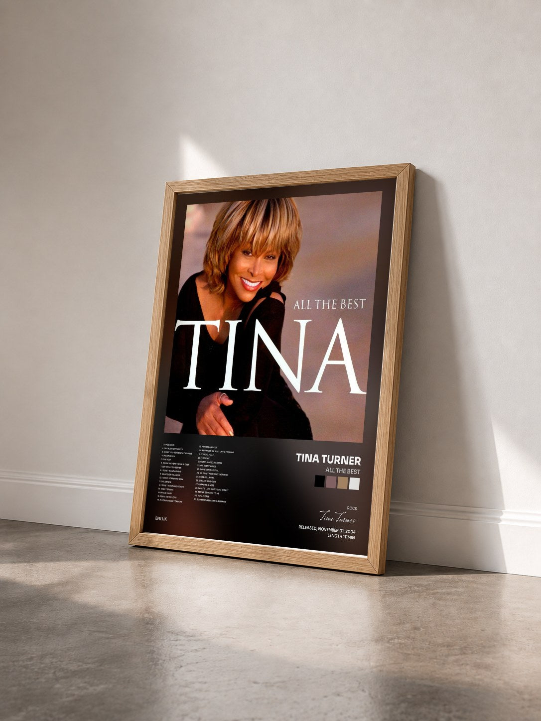 #bois Tableau de l'album All The Best de Tina Turner vu de trois quarts, cadre en bois brut