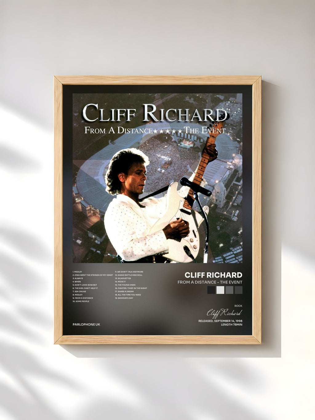 #bois Tableau de l'album From a Distance - The Event de Cliff Richard, cadre en bois brut, imprimé et encadré en France