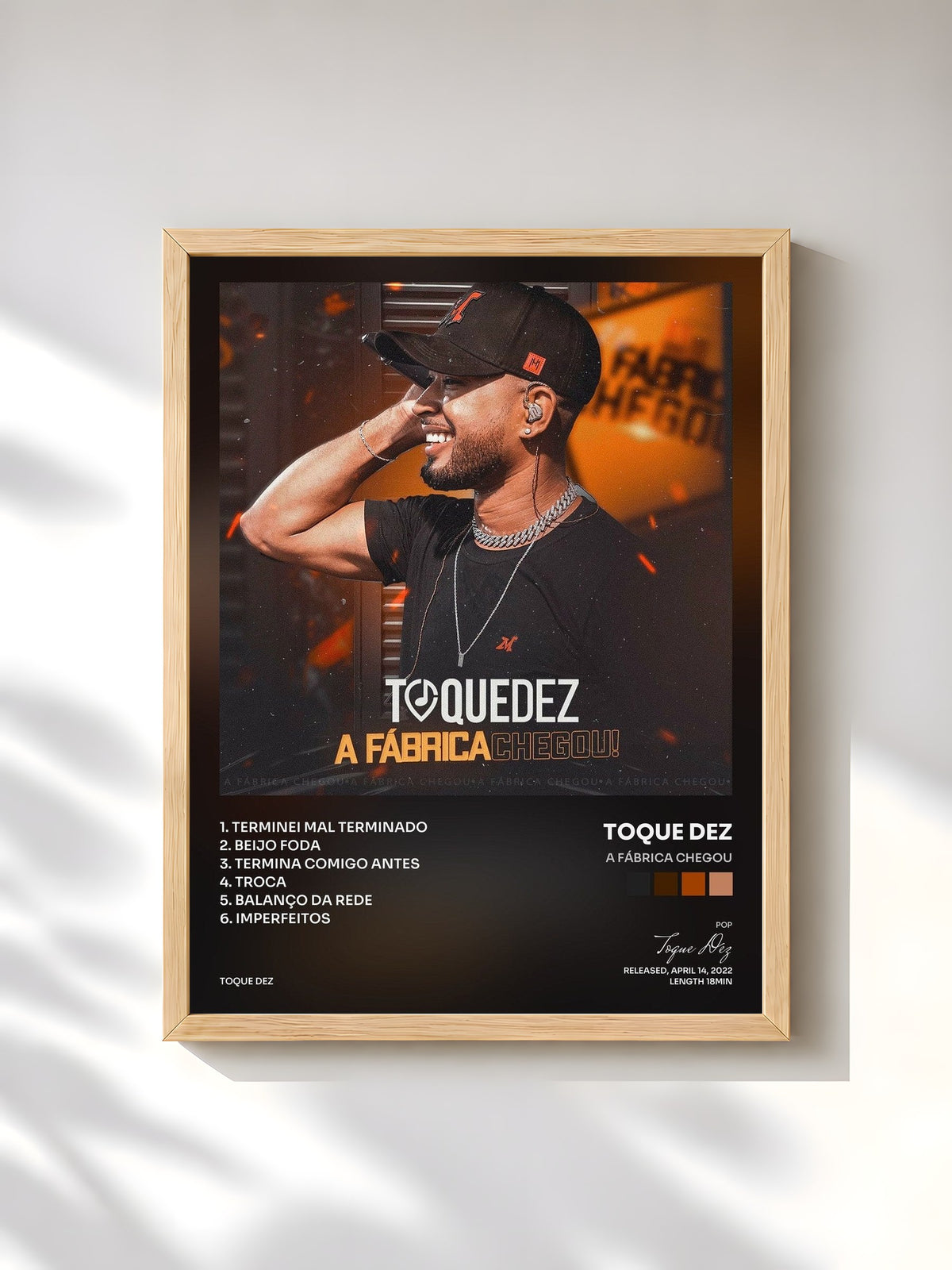 #bois Tableau de l'album A Fábrica Chegou de Toque Dez, cadre en bois brut, imprimé et encadré en France