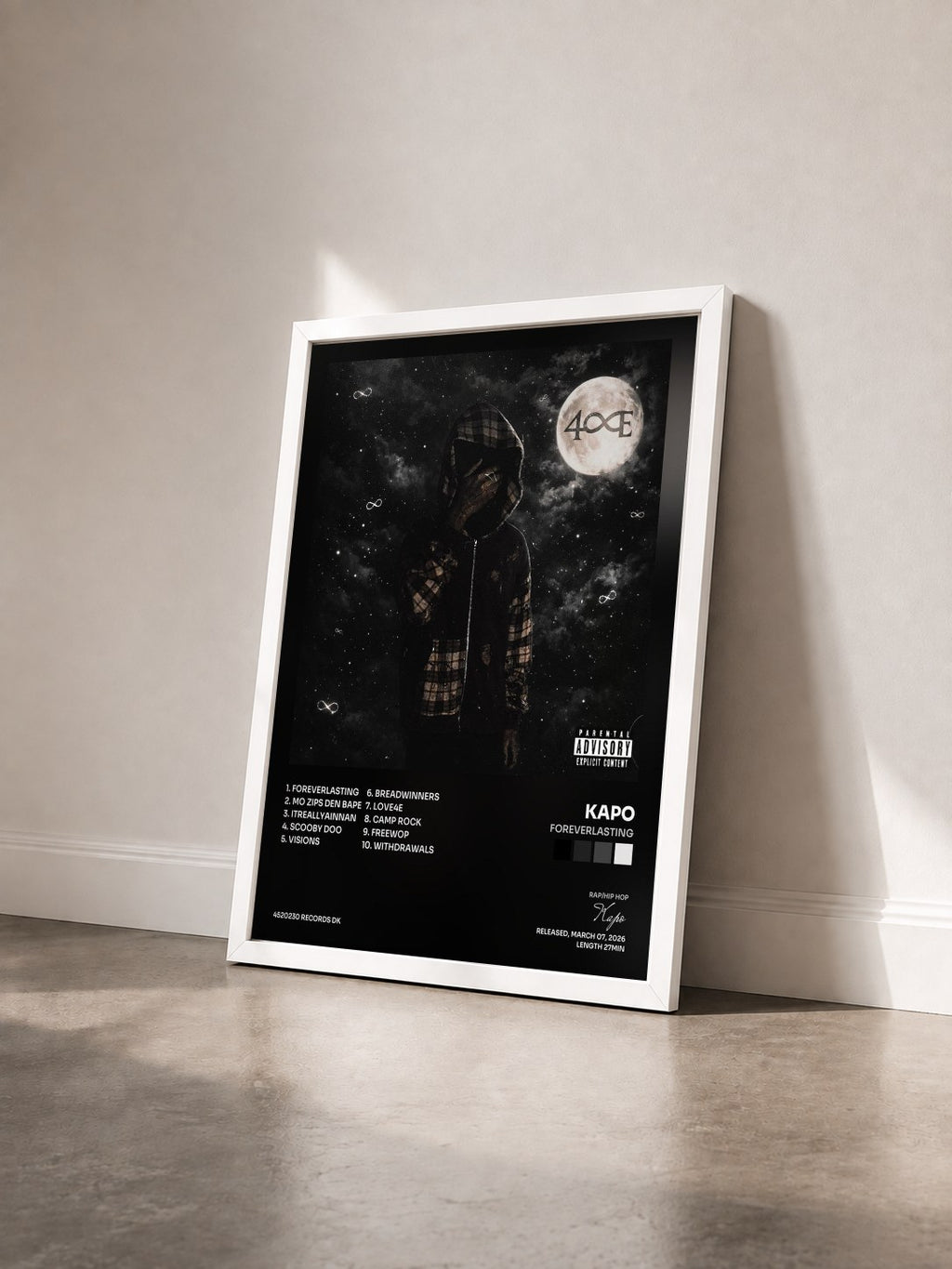 #blanc Tableau de l'album ForeverLasting de Kapo vu de trois quarts, cadre blanc