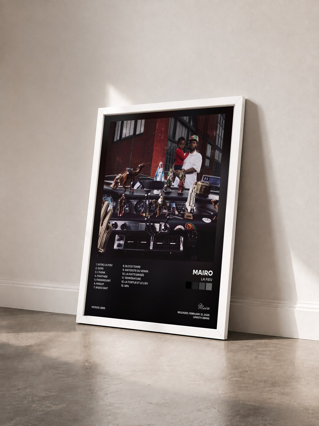 #blanc Tableau de l'album LA FIEV de Mairo vu de trois quarts, cadre blanc