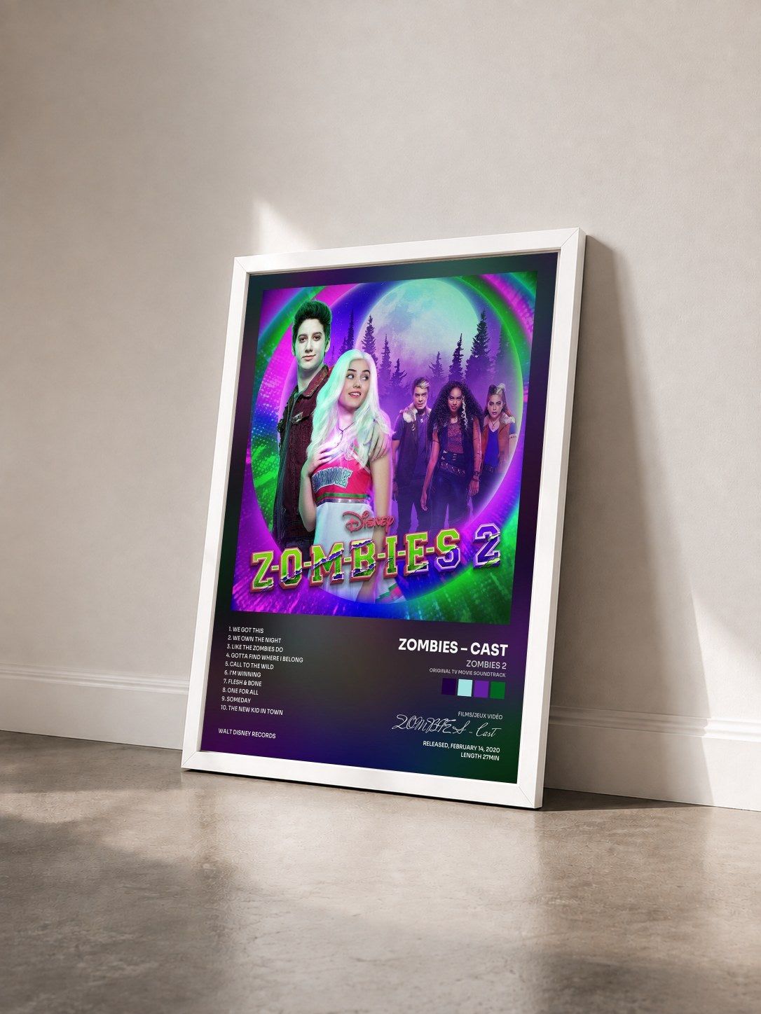 #blanc Tableau de l'album ZOMBIES 2 (Original TV Movie Soundtrack) de ZOMBIES – Cast vu de trois quarts, cadre blanc