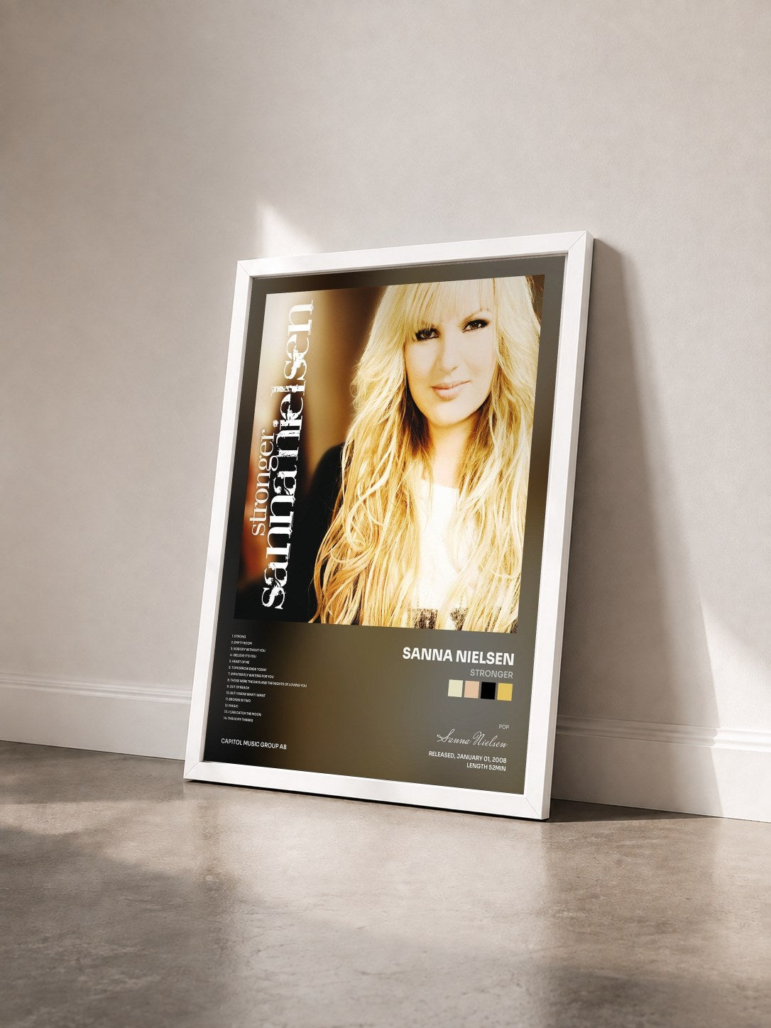 #blanc Tableau de l'album Stronger de Sanna Nielsen vu de trois quarts, cadre blanc