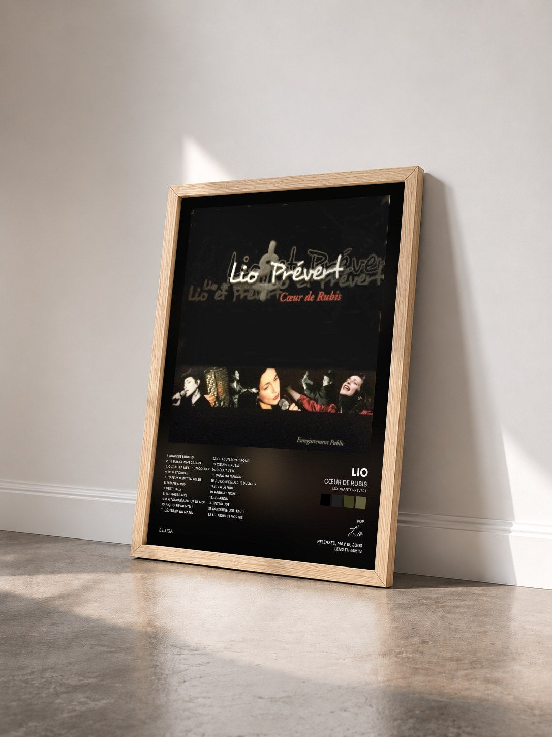 #bois Tableau de l'album Cœur de rubis (Lio chante Prévert) de Lio vu de trois quarts, cadre en bois brut