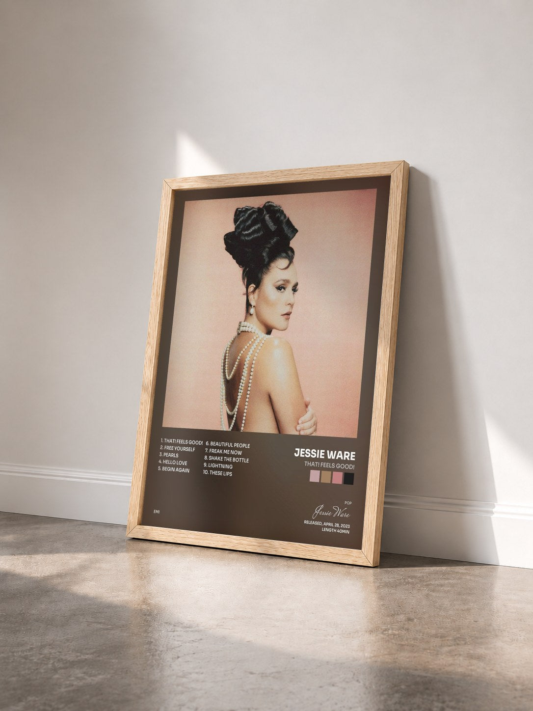 #bois Tableau de l'album That! Feels Good! de Jessie Ware vu de trois quarts, cadre en bois brut