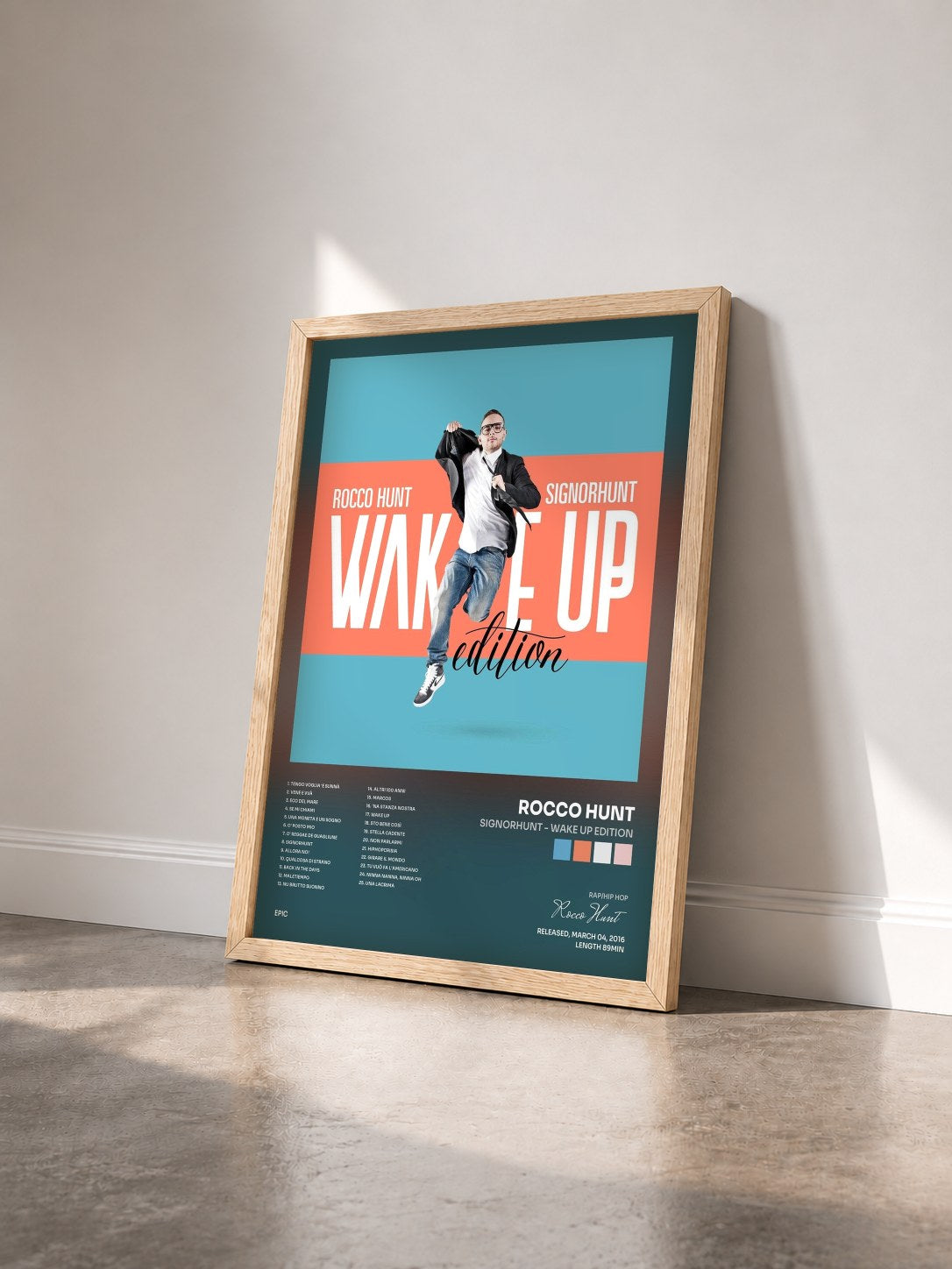 #bois Tableau de l'album SignorHunt - Wake Up Edition de Rocco Hunt vu de trois quarts, cadre en bois brut