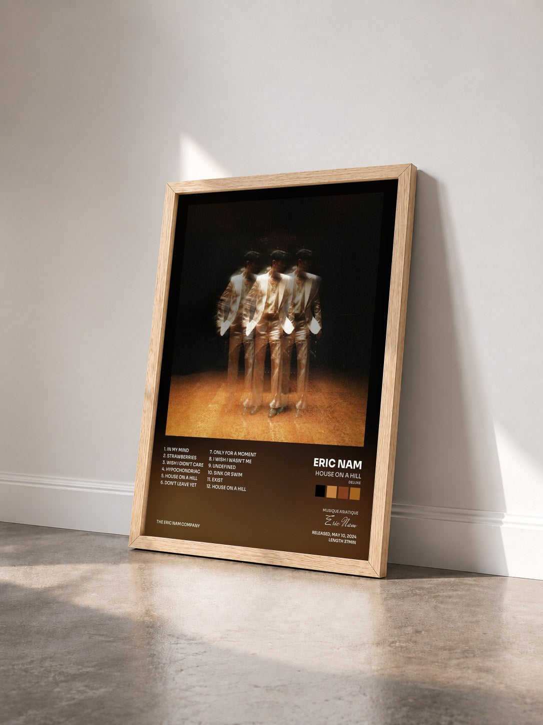 #bois Tableau de l'album House on a Hill (Deluxe) de Eric Nam vu de trois quarts, cadre en bois brut