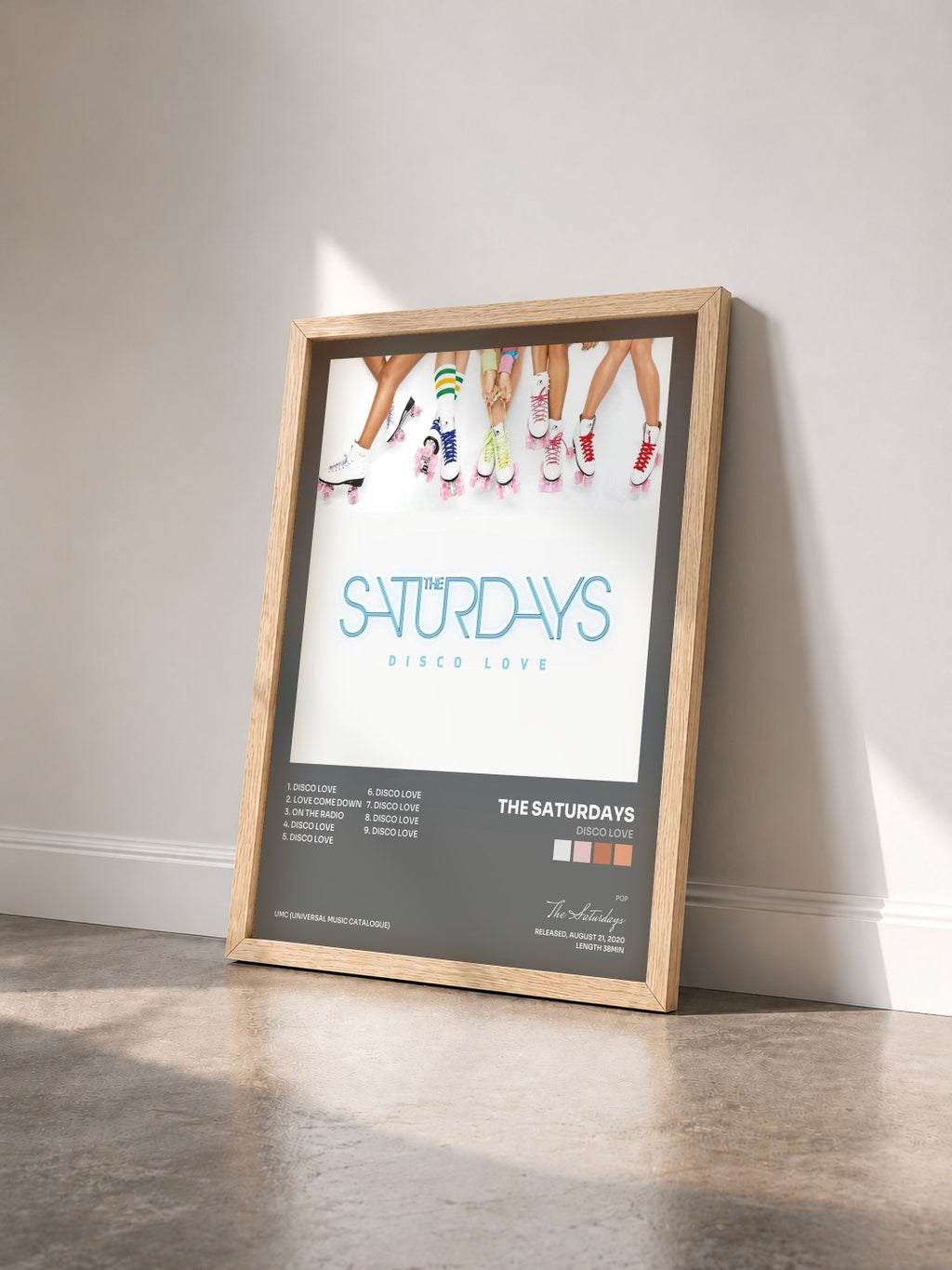 #bois Tableau de l'album Disco Love de The Saturdays vu de trois quarts, cadre en bois brut