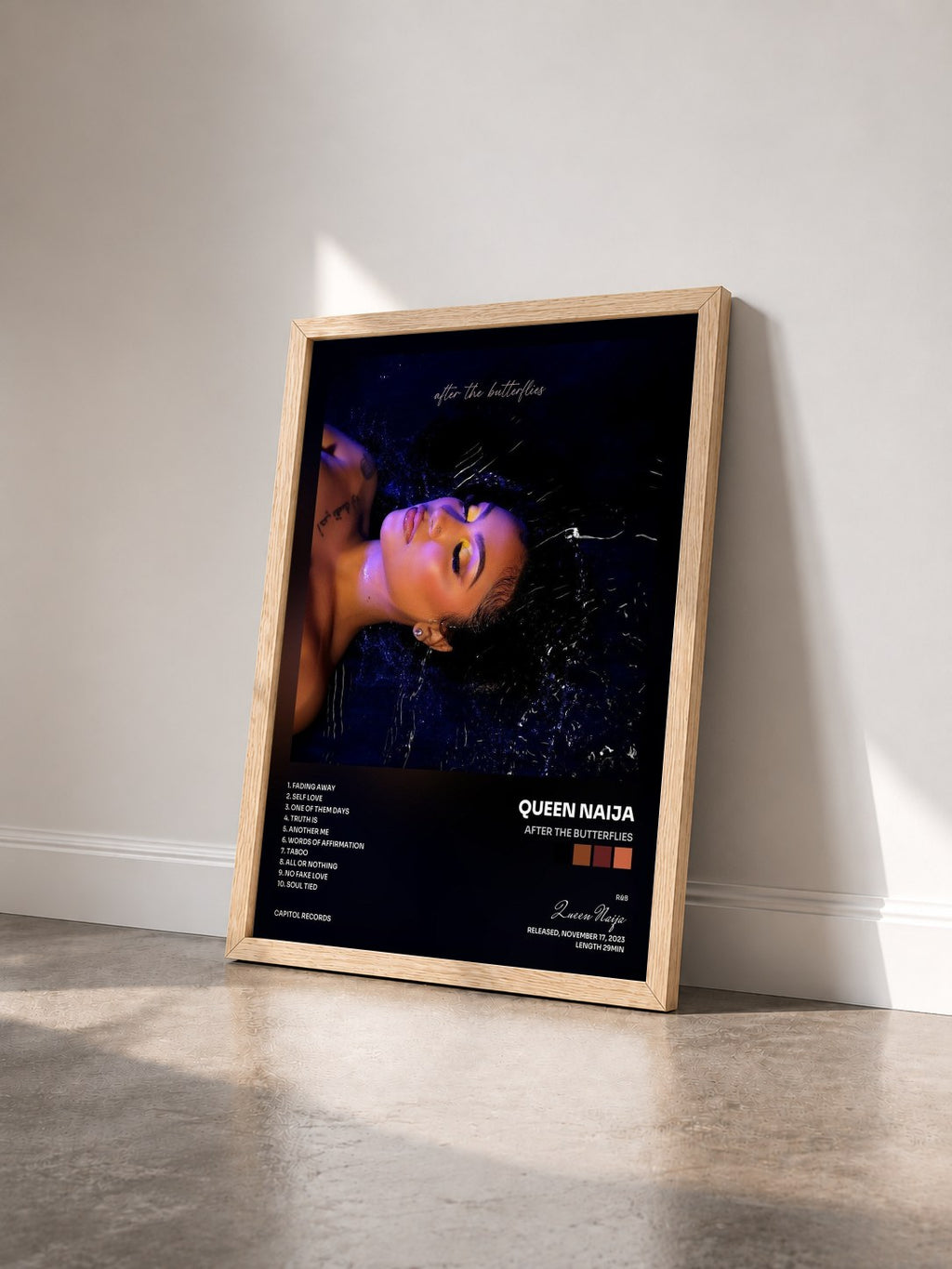 #bois Tableau de l'album After the Butterflies de Queen Naija vu de trois quarts, cadre en bois brut