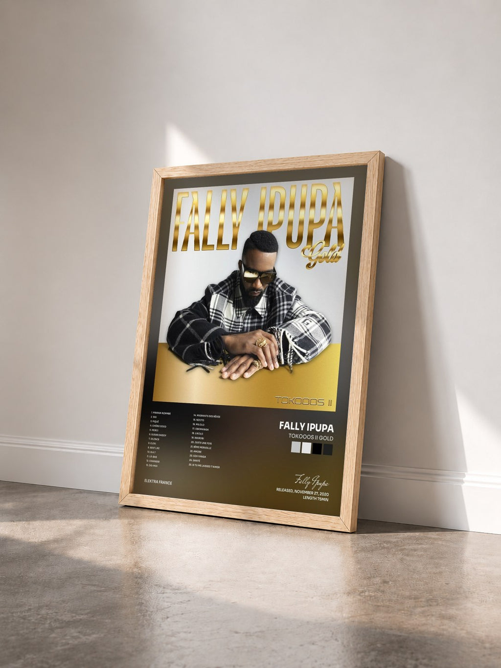 #bois Tableau de l'album Tokooos II Gold de Fally Ipupa vu de trois quarts, cadre en bois brut