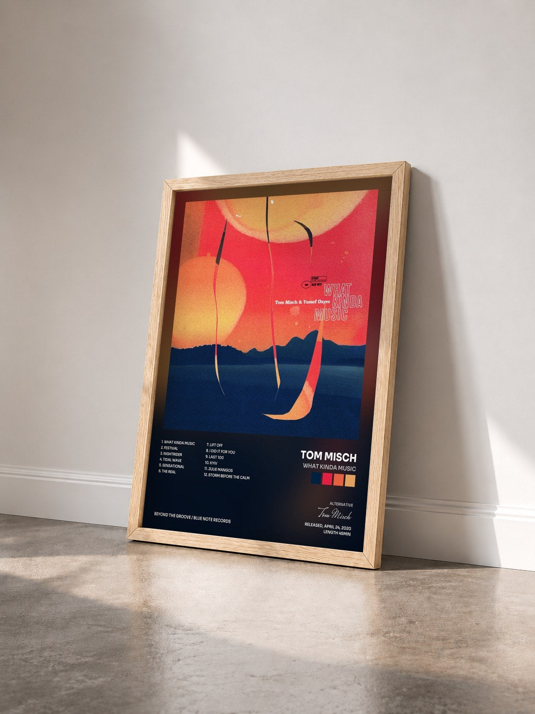 #bois Tableau de l'album What Kinda Music de Tom Misch vu de trois quarts, cadre en bois brut