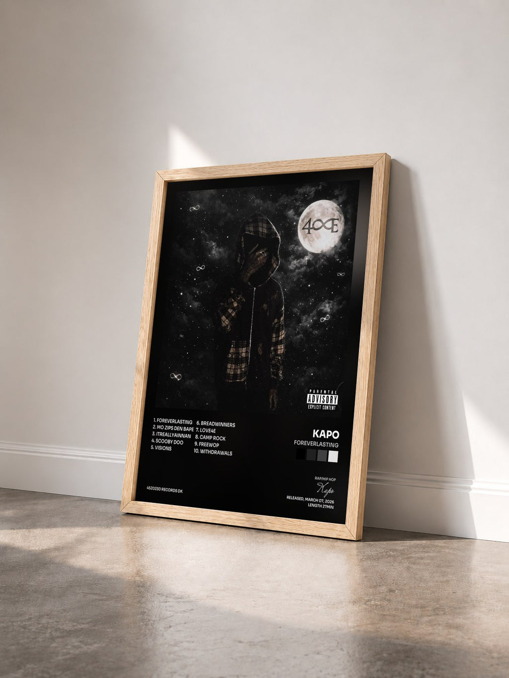 #bois Tableau de l'album ForeverLasting de Kapo vu de trois quarts, cadre en bois brut