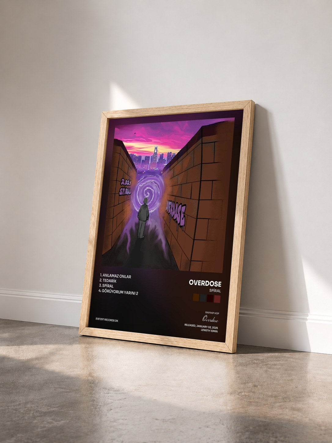 #bois Tableau de l'album SPİRAL de Overdose vu de trois quarts, cadre en bois brut