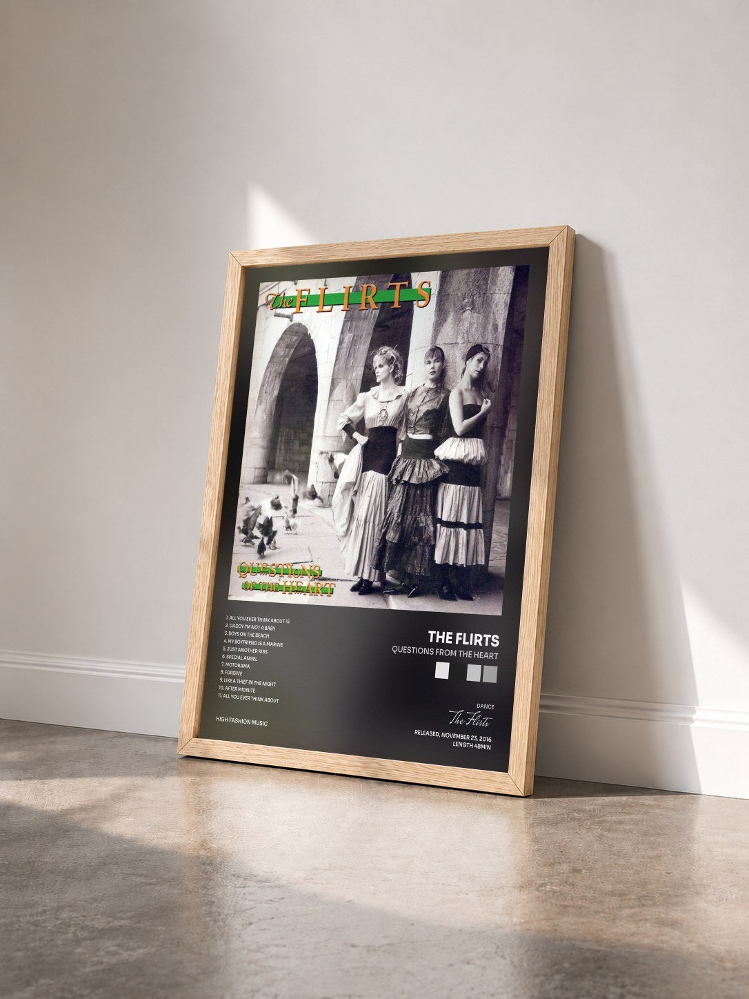 #bois Tableau de l'album Questions From The Heart de The Flirts vu de trois quarts, cadre en bois brut