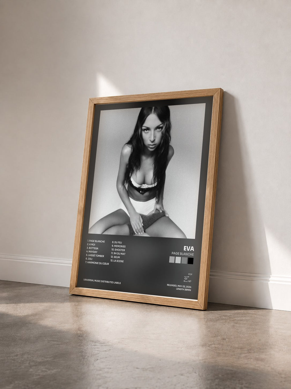 #bois Tableau de l'album Page blanche de Eva vu de trois quarts, cadre en bois brut