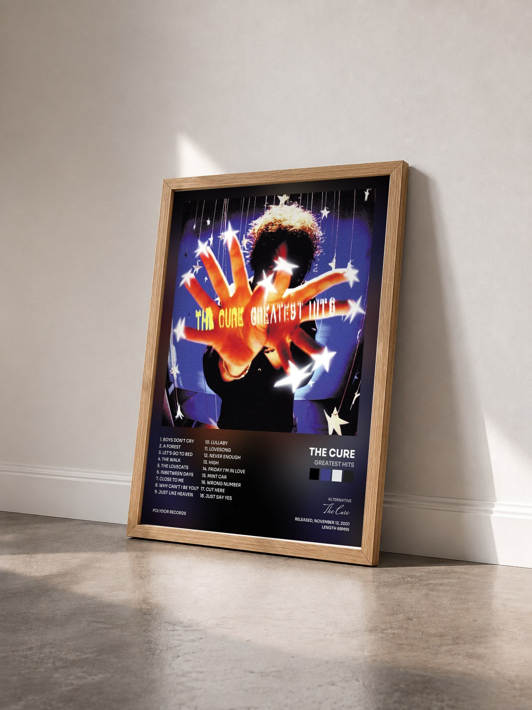 #bois Tableau de l'album Greatest Hits de The Cure vu de trois quarts, cadre en bois brut
