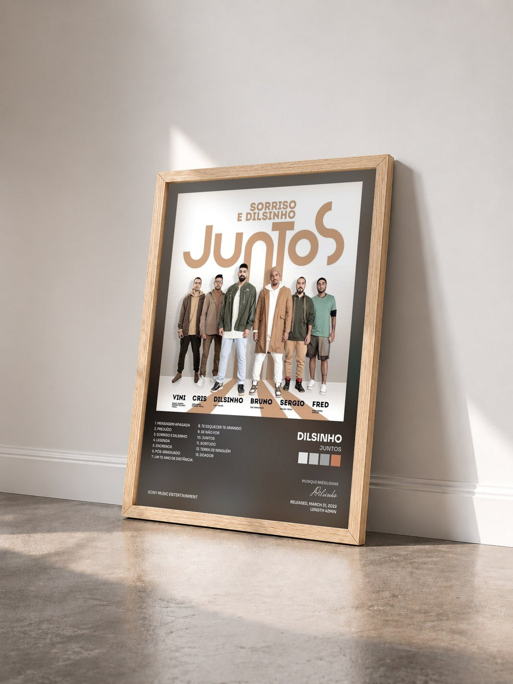 #bois Tableau de l'album Juntos de Dilsinho vu de trois quarts, cadre en bois brut