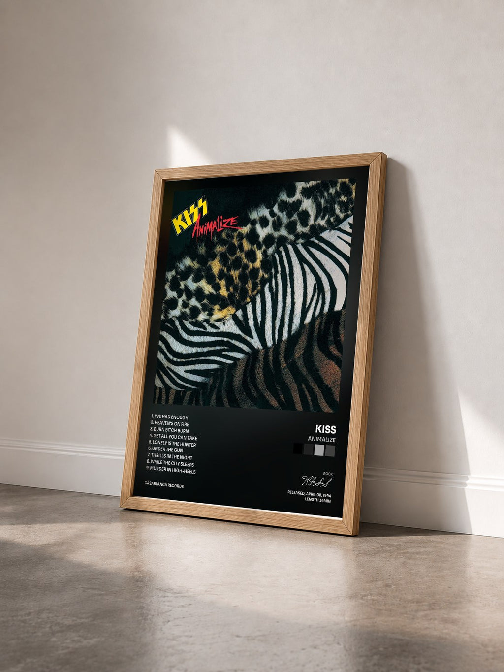 #bois Tableau de l'album Animalize de KISS vu de trois quarts, cadre en bois brut
