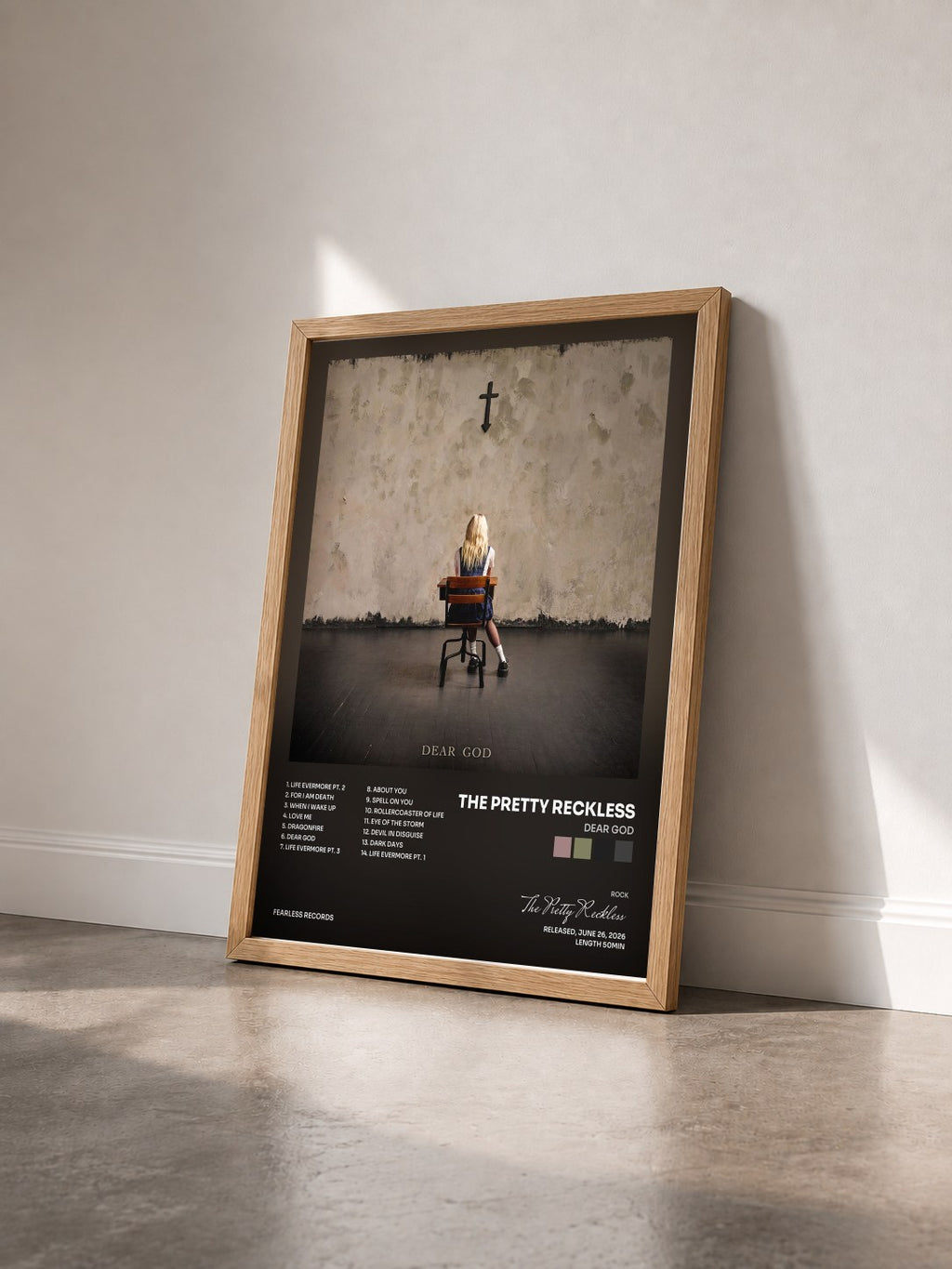 #bois Tableau de l'album Dear God de The Pretty Reckless vu de trois quarts, cadre en bois brut