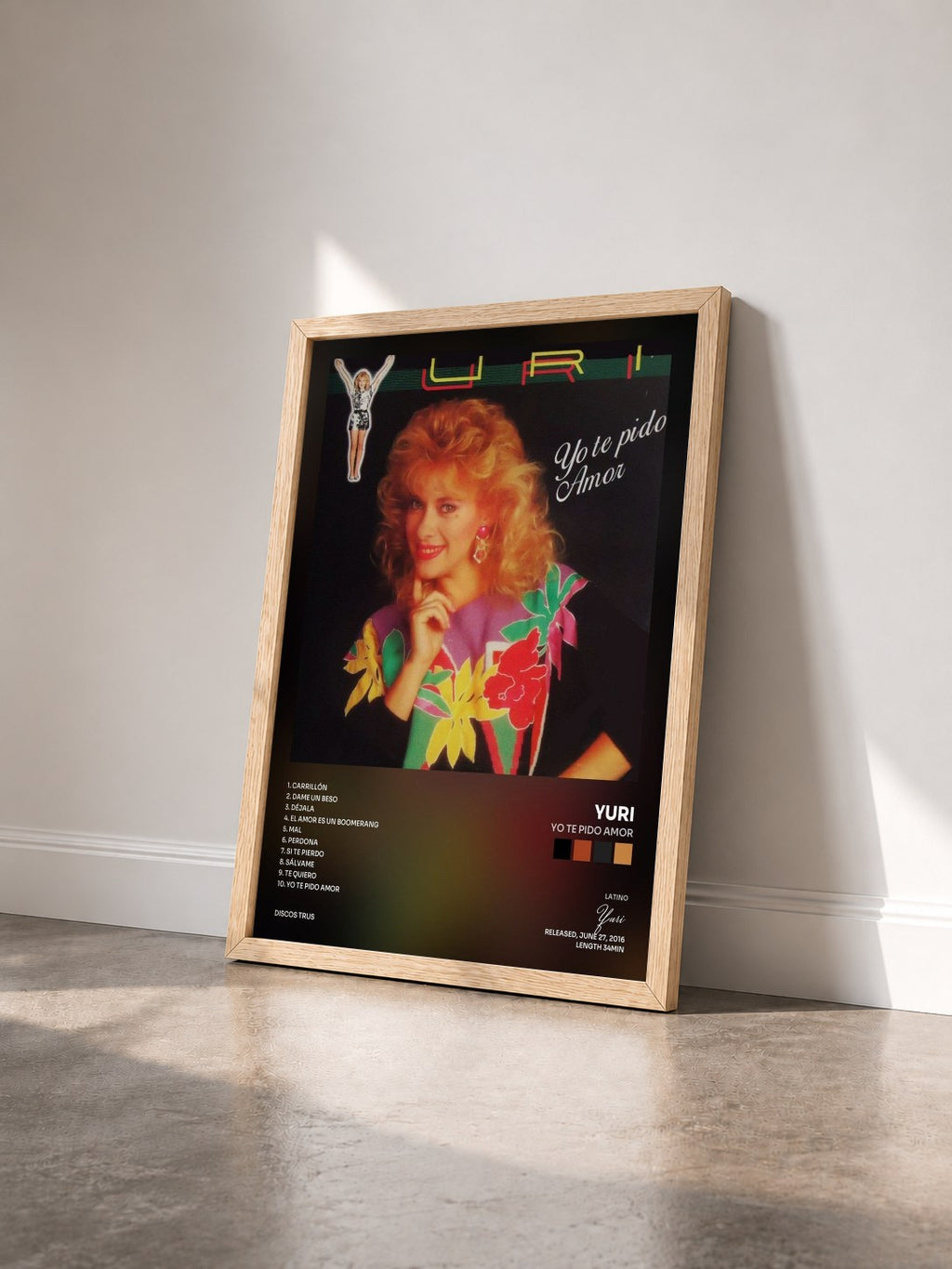 #bois Tableau de l'album Yo Te Pido Amor de Yuri vu de trois quarts, cadre en bois brut