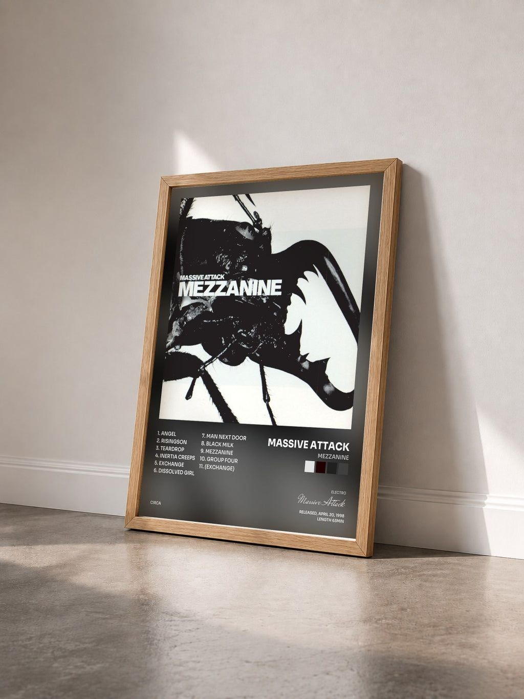 #bois Tableau de l'album Mezzanine de Massive Attack vu de trois quarts, cadre en bois brut