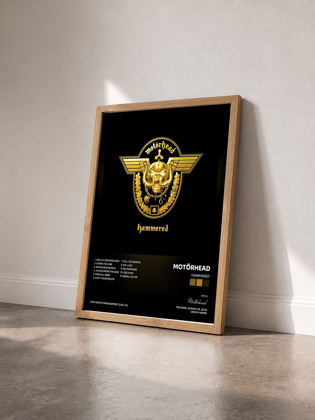 #bois Tableau de l'album Hammered de Motörhead vu de trois quarts, cadre en bois brut