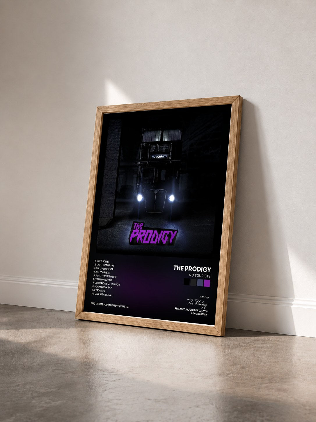 #bois Tableau de l'album No Tourists de The Prodigy vu de trois quarts, cadre en bois brut